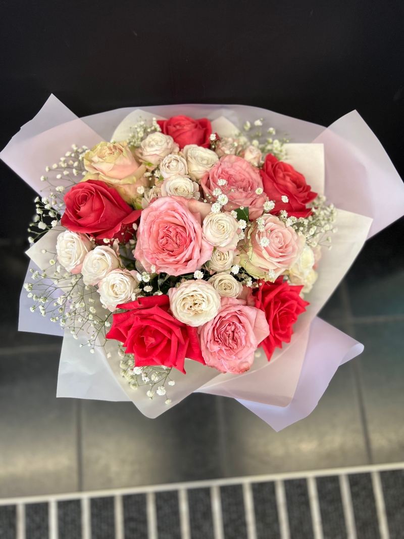 Mixed Roses & Spray